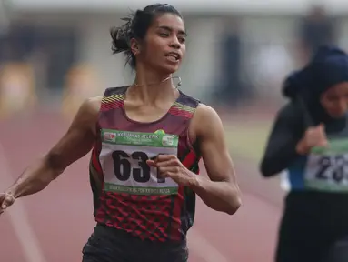 Atlet asal Maluku, Alvin Tehupeiory saat menyelesaikan lomba lari 100 meter putri senior Kejurnas Atletik U18, U20 dan Senior 2019 di Stadion Pakansari, Kab Bogor, Jumat (2/8/2019). Alvin Tehupeiory meraih posisi pertama dengan catatan waktu 11,64 detik. (Liputan6.com/Helmi Fithriansyah)