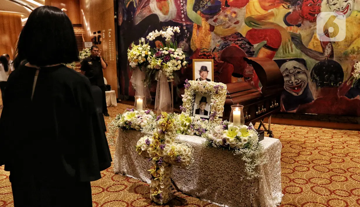 Peti jenazah almarhum pengusaha Ciputra saat disemayamkan di Gedung Ciputra Artpreneur, Jakarta, Kamis (28/11/2019). Pendiri Ciputra Group tersebut meninggal pada 27 November 2019 karena sakit. (Liputan6.com/Johan Tallo)