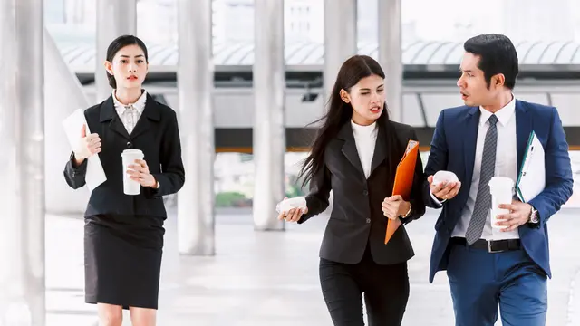 teman kerja kantor perempuan iri