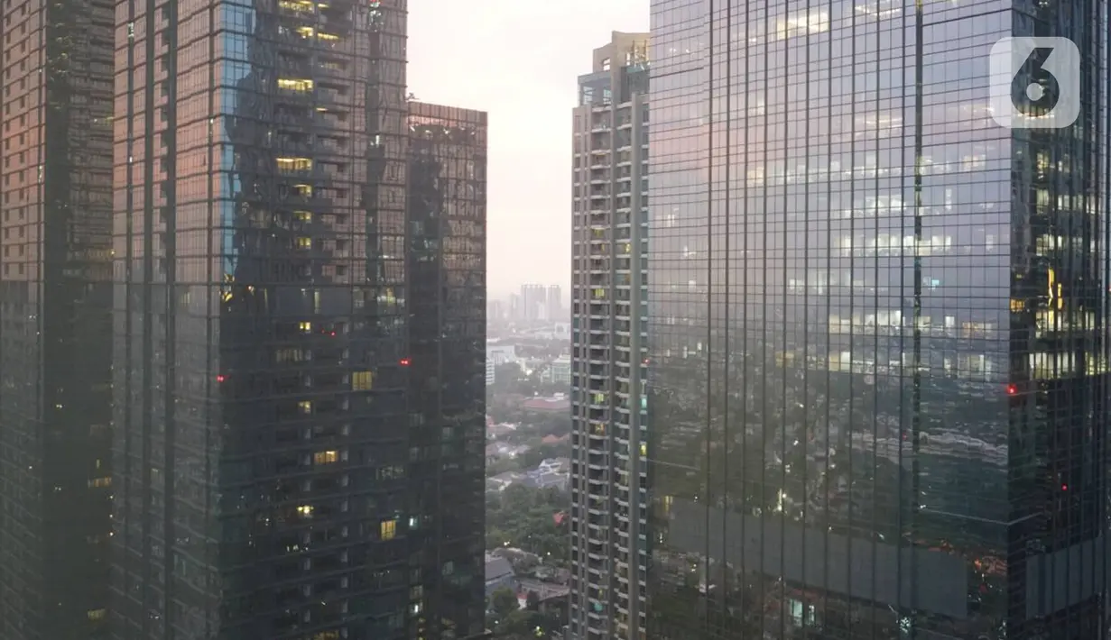 Suasana gedung perkantoran terlihat dari kawasan Senayan, Jakarta, Kamis (16/1/2020).Colliers International Indonesia memperkirakan pasar gedung perkantoran masih akan tertekan di tahun ini, penyebabnya ketidakseimbangan antara pasokan dengan permintaan. (Liputan6.com/Immanuel Antonius)