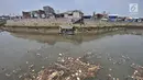 Jasa perahu getek saat mengantar warga menyeberangi Kali Ciliwung yang penuh sampah, Jakarta, Selasa (4/9). Kementerian Lingkungan Hidup dan Kehutanan mencatat sekitar 7.000 ton sampah dibuang ke Kali Ciliwung setiap harinya. (Merdeka.com/Iqbal Nugroho)