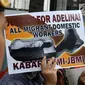 Massa Kabar Bumi dan JBMI membawa poster saat berunjuk rasa menuntut keadilan untuk TKI Adelina Sau di depan Kedutaan Besar Malaysia, Jakarta, Senin (29/4/2019). Adelina yang berprofesi sebagai asisten rumah tangga meninggal dunia diduga akibat disika pada 11 Februari 2018. (Liputan6.com/JohanTallo)