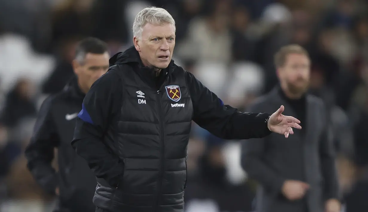 David Moyes. Pelatih berusia 58 tahun yang kini membesut West Ham United di periode keduanya sejak Desember 2019 mengumpulkan total 236 kemenangan dari 598 laga. Selain bersama The Hammers, jumlah tersebut termasuk bersama 3 klub lainnya, Everton, Manchester United dan Sunderland. (AP/Ian Walton)