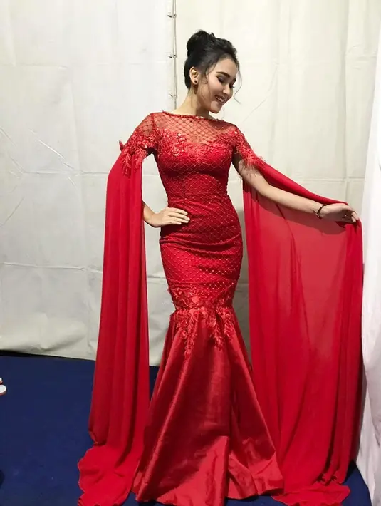 Seperti misalnya, Ayu dengan gaun panjang berwarna merah yang membuatnya terlihat tampil mewah. Busana yang dikenakannya memperlihatkan lekukan di tubuh Ayu yang mungil. (Instagram/ayutingting92)