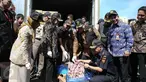 Menkeu Bambang Brodjonegoro dan Menko PMK Puan Maharani mengecek daging sapi hibah di Tanjung Priok, Jakarta, Kamis (30/6). 21,8 ton daging sapi itu dihibahkan kepada masyarakat di wilayah DKI Jakarta, Jawa Barat, dan Banten. (Liputan6.com/Faizal Fanani)