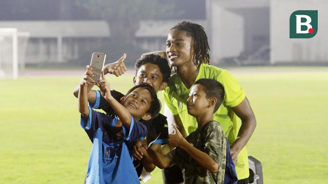 Foto: Momen Penggawa Timnas Indonesia U-19 Diserbu Fans Cilik, Ronaldo Kwateh Sang Idola Baru