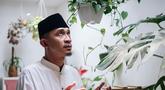 Belakangan, pria 42 tahun ini kerap mengenakan peci. Tak sedikit netizen yang menyebut Aming kini sudah berhijrah. Pasalnya, Aming kini lebih sering mengutarakan kata-kata bijak di sela unggahan foto terbarunya. Terlebih momen bulan ramadhan menjadi kesempatan bagi Aming untuk menjadi lebih baik. (Liputan6.com/IG/amingisback)