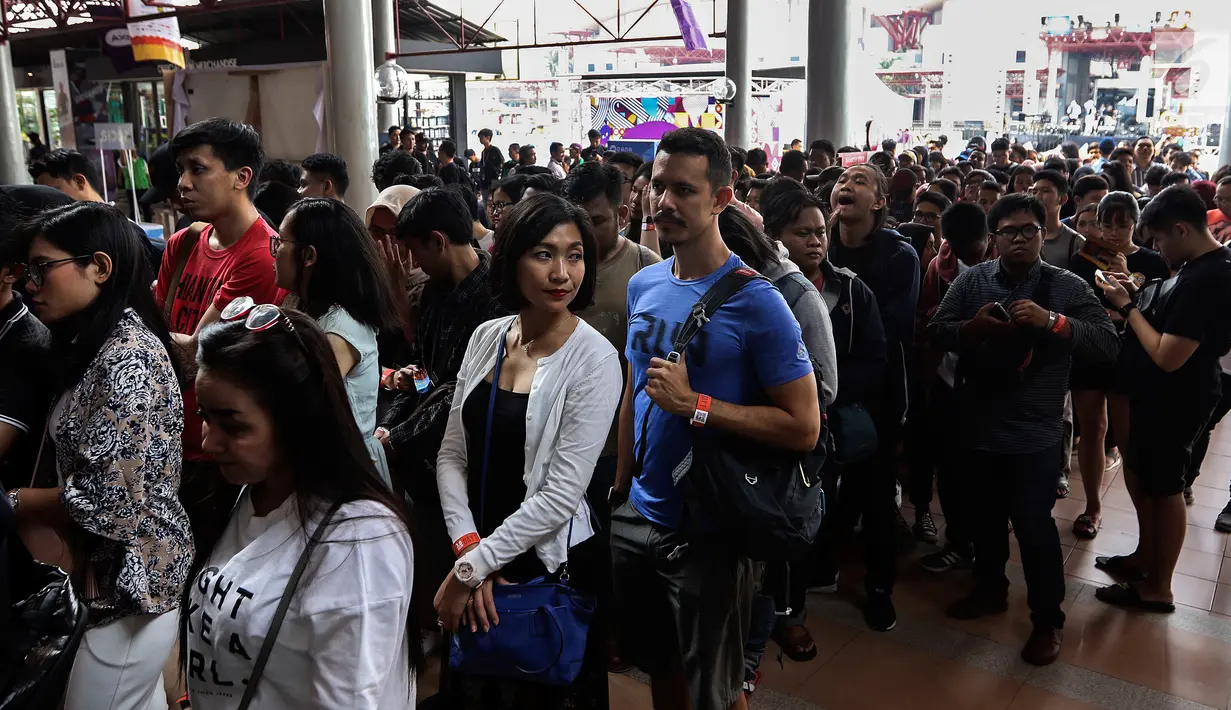 Pengunjung mengantre untuk menyaksikan Jakarta Internasional Comedy Festival (JICOMFEST) 2019 hari pertama di JIExpo, Kemayoran, Jakarta, Sabtu (3/8/2019). JICOMFEST 2019 dimeriahkan dengan penampillan komika dan komedian Tanah Air maupun luar negeri. (Liputan6.com/JohanTallo)
