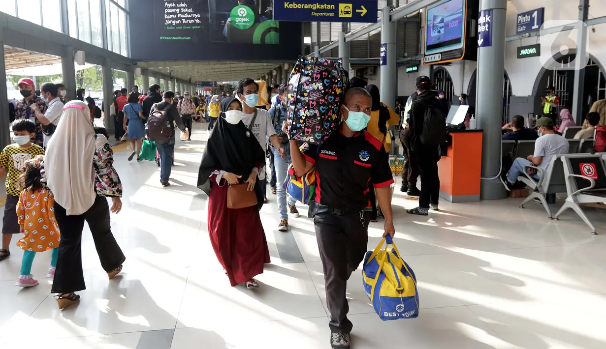 Porter membantu calon penumpang KA Jarak Jauh di Stasiun Pasar Senen, Jakarta, Selasa (18/5/2021). Seiring berakhirnya masa pelarangan mudik Lebaran 2021, Stasiun Pasar Senen kembali beroperasi melayani keberangkatan dan kedatangan penumpang KA Jarak Jauh. (Liputan6.com/Helmi Fithriansyah)