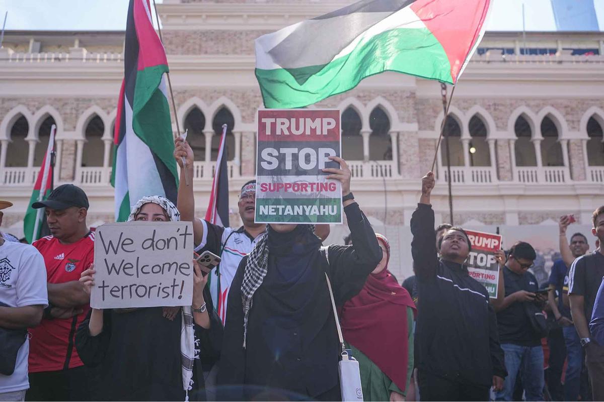 FOTO: Warga Malaysia Serukan Hentikan Agresi di Gaza saat Kunjungan Trump