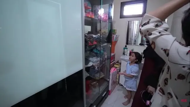 Potret Lemari Ayu Ting Ting, Pintu Rusak Tapi Isi Tas Branded. (Sumber: YouTube/Ricis Official)