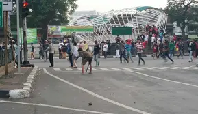Tawuran remaja di Manggarai. (Liputan6.com/Nanda Perdana Putra)