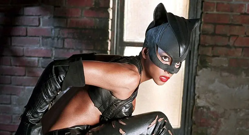 Halle Berry berperan sebagai catwoman