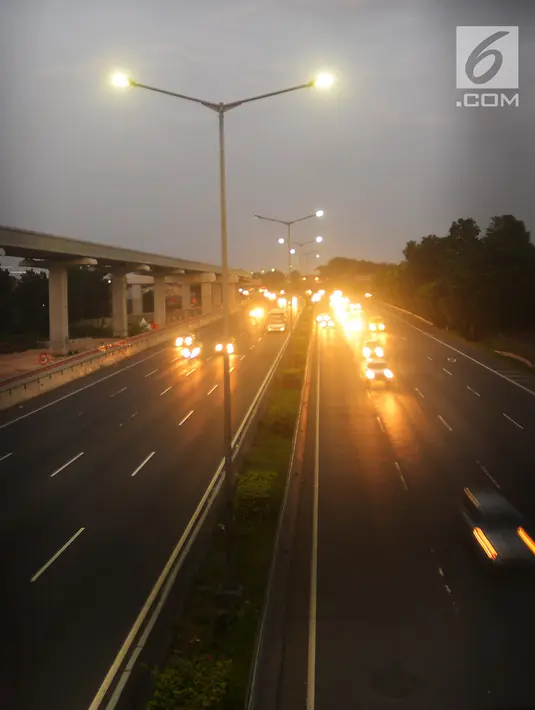 Kendaraan melintasi ruas di tol Jakarta-Cikampek ketika "contra flow" atau lawan arus di Jatiwaringin, Bekasi, Rabu (20/6). Kepolisian memberlakukan jalur contraflow di ruas Cikarang Utama hingga kilometer 3 Halim arah Jakarta. (Merdeka.com/Imam Buhori)
