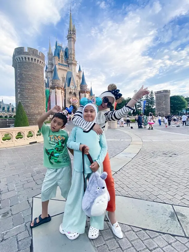 Potret Syahrini bermain di Disneyland Jepang bersama keponakannya. (Foto: Instagram/princessyahrini)