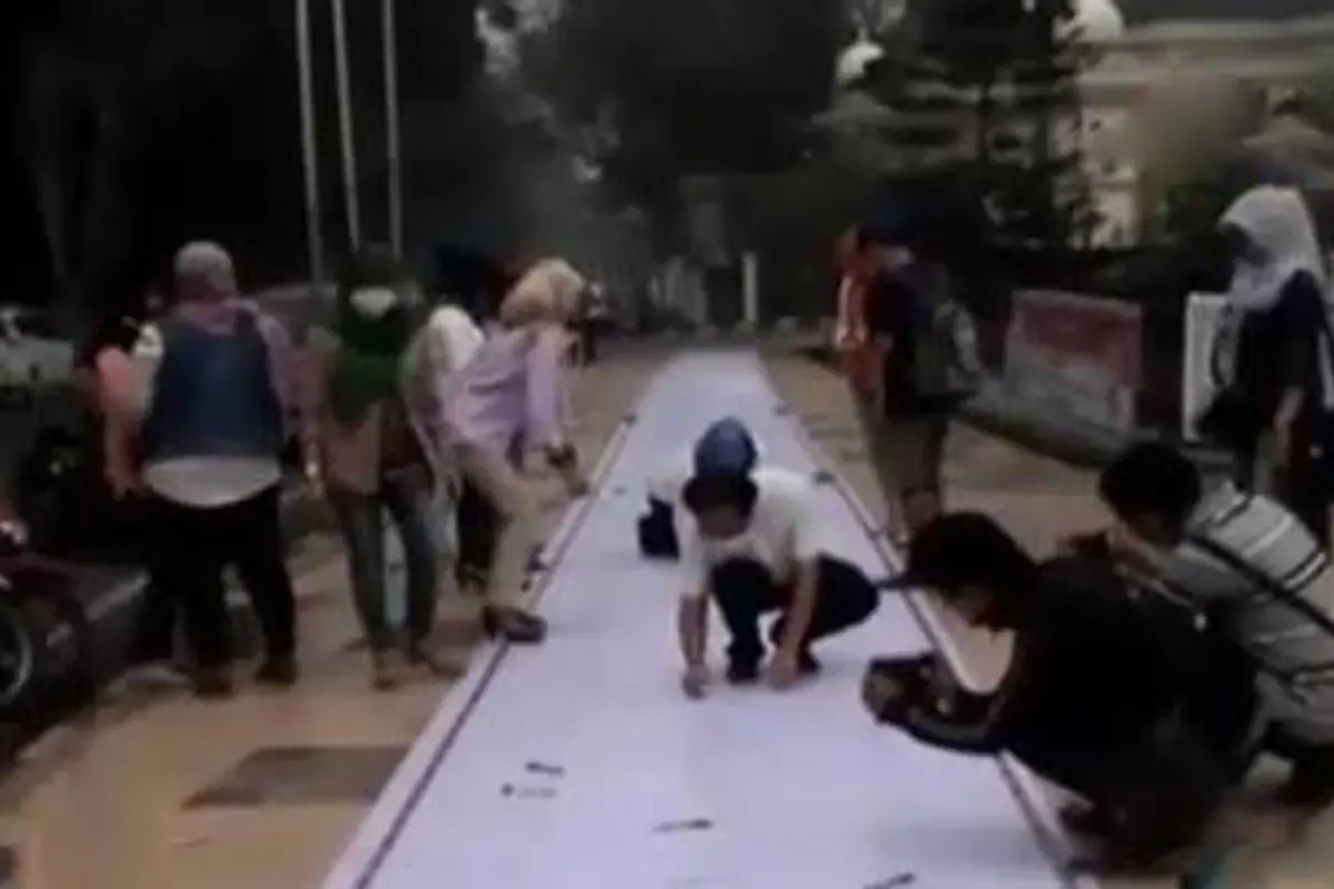 Demo Halau Asap, Warga Jambi Tulis Surat di Atas Kain 50 Meter