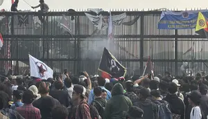 Massa Demo Guncang Pagar DPR hingga Besi Patah, Polisi Beri Peringatan