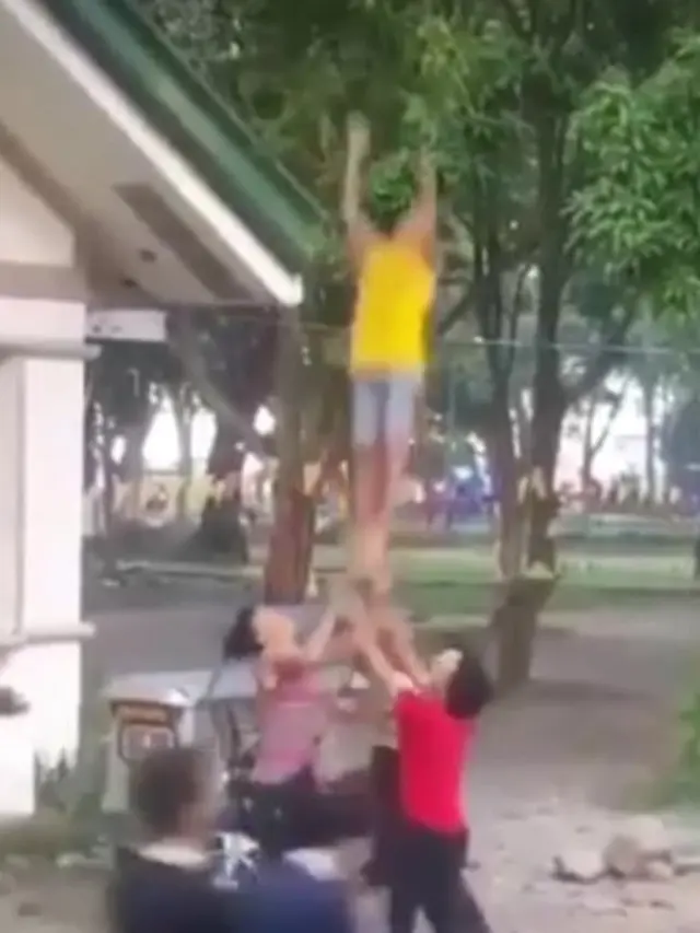 6 Tingkah Cheerleader saat Lompat Ini Bikin Melongo
