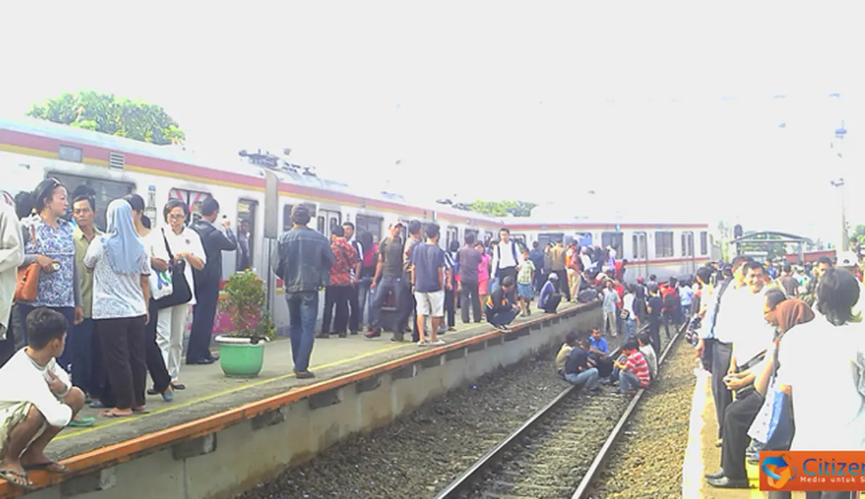 Citizen6, Bojong Gede: KRL Commuter Line Jakarta-Bogor keluar jalur di Stasiun Cilebut, Bogor pada, Kamis (4/10). Diduga Bantalan pada Rel dirusak sehingga KA menjadi anjlok. (Pengirim: Bli Made)
