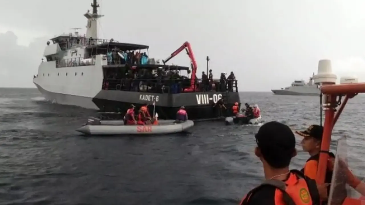 Proses evakuasi penumpang KMP Mutiara Timur 1 yang terbakar di selat Bali (Istimewa)