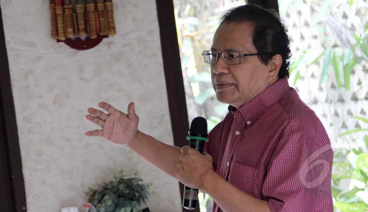 Pakar ekonomi Rizal Ramli saat menjadi pembicara diskusi "Jelang Enam Bulan Pemerintahan Jokowi-JK" yang digelar Indo Barometer, Jakarta, Senin (6/4/2015). Sebanyak 75% responden menyatakan tidak puas terhadap kinerja Jokowi-JK.(Liputan6.com/Helmi Afandi)