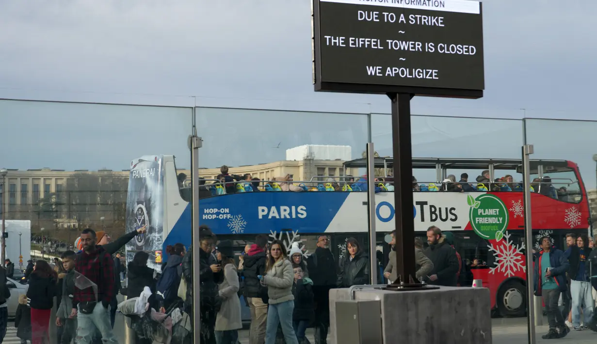 Pemogokan ini diumumkan menjelang negosiasi kontrak dengan kota Paris, yang memiliki monumen berusia 134 tahun ini, kata juru bicara tersebut. (Dimitar DILKOFF / AFP)