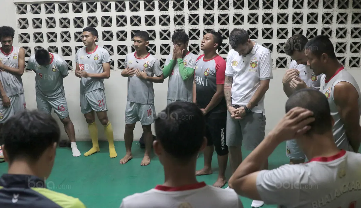 Para pemain dan Official Bhayangkara FC berdoa sebelu memulai sesi latihan di Stadion Patriot Bekasi, Sabtu (11/11/2017). Latihan tersebut jelang melawan Persija. (Bola.com/Nicklas Hanoatubun)