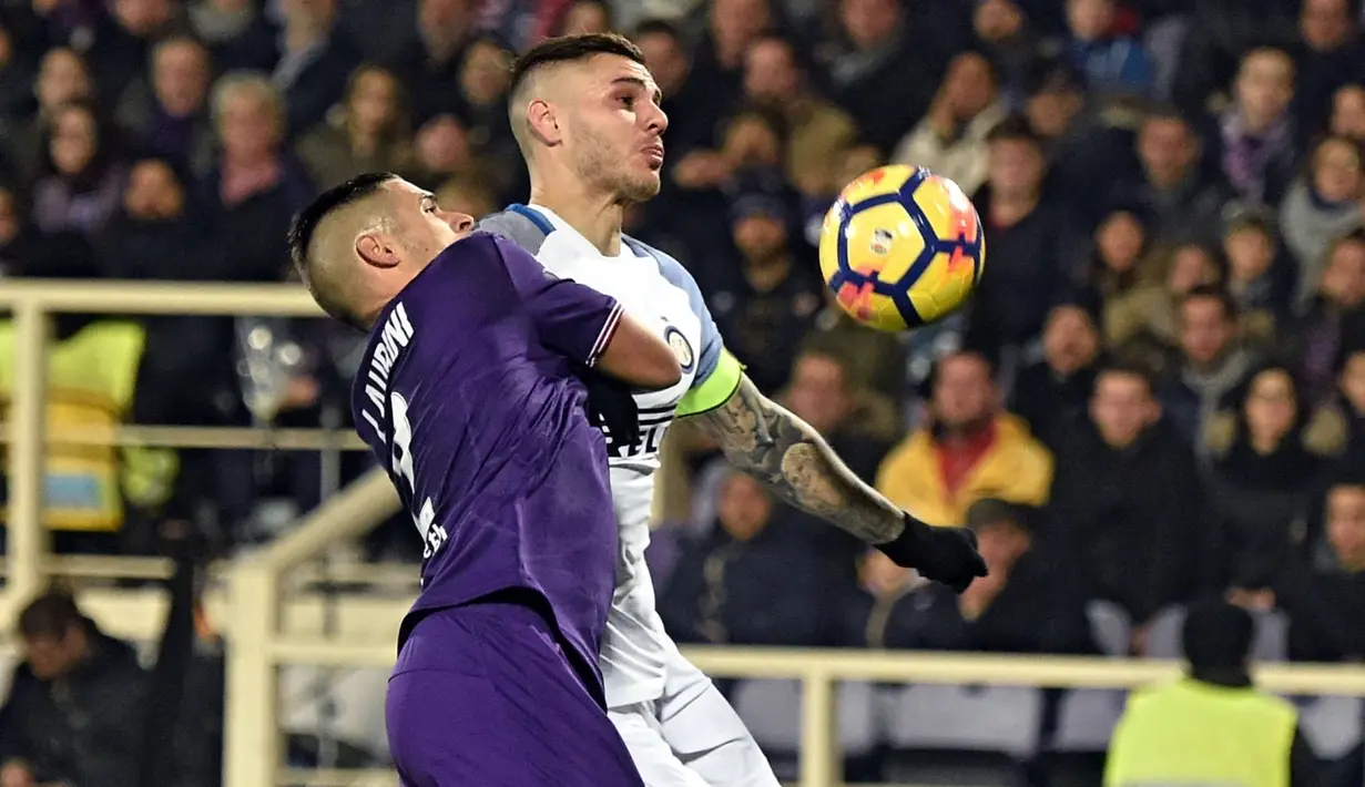 Pemain Fiorentina, Marco Benassi (kiri) berebut bola dengan pemain Inter Milan, Mauro Icardi pada laga Serie A di Artemio Franchi Stadium, Florence, (5/1/2018). Inter bermain imbang 1-1 dengan Fiorentina. (Maurizio Degl'Innocenti/ANSA via AP)