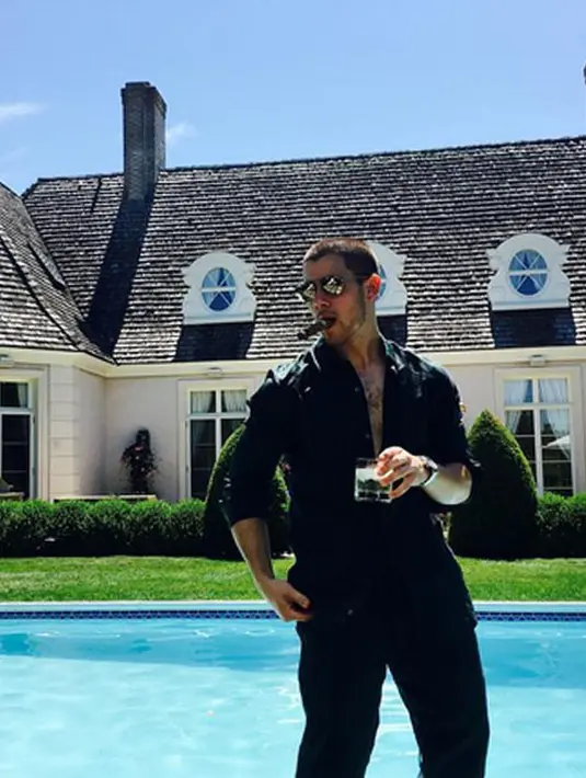 Sebelumnya setelah putus dengan Olivia, sering terlihat bersama beberapa wanita, seperti Kate Hudson, Kendall Jenner, dan Lily Collins. Namun, Nick tak memiliki hubungan khusus dengan ketiga wanita itu. (Instagram/Kyliejenner)