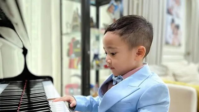 Transformasi Gaya Rayyanza Main Piano, Dulu Masih Pakai Popok Kini Elegan Pakai Jas (credit: https://www.instagram.com/newsrans/).