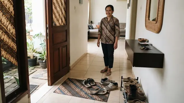 Kesalahan tata letak yang membuat area pintu masuk terasa sempit model memilih karpet yang terlalu kecil