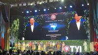 Presiden Keenam Republik Indonesia, Susilo Bambang Yudhoyono (SBY), kembali menunjukkan karya terbarunya yakni sebuah lagu yang berjudul Save Our World. Lagu didengarkan pertama kali pada malam ini di Djakarta Theater, Selasa (1/7/2025). (Liputan6.com/Muhammad Radityo Priyasmoro)
