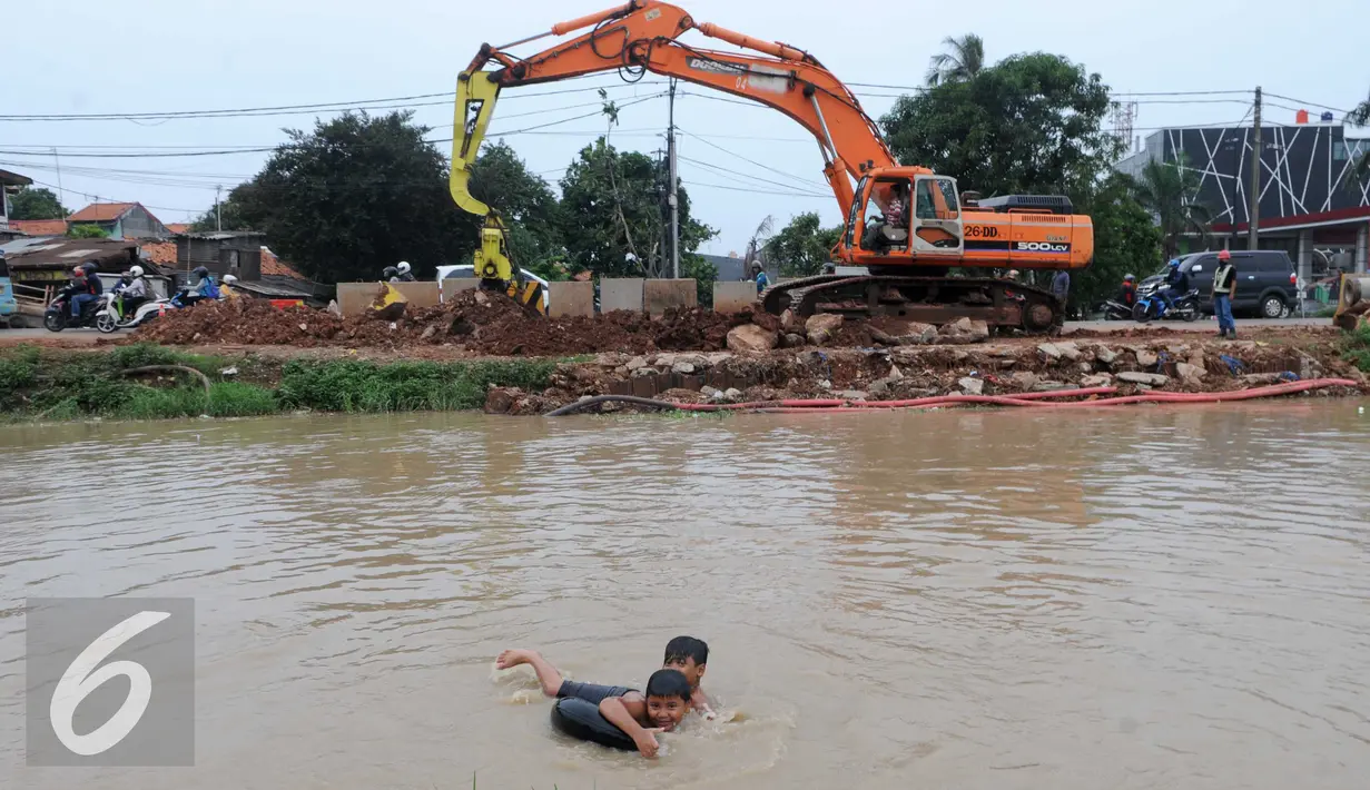 Dua orang anak berenang di sungai dekat pembangunan Proyek jalan tol bekasi-cawang-kampung melayu (Becakayu), Jakarta, (28/5) . Proyek tol yang sempat mangkrak ini terus dipercepat dan di targetkan akhir 2017 akan rampung. (Liputan6.com/Helmi Affandi)