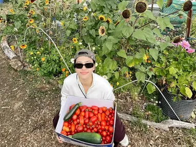 Baru-baru ini Isyana Sarasvati tengah menikmati momen liburan, dari unggahan Instagramnya, terlihat bahwa dirinya sudah berada di Wellington, New Zealand sejak Senin (26/2/2024) kemarin. Dalam momen liburannya ini ia mengunjungi kakaknya, Rara Sekar. (Liputan6.com/IG/@isyanasarasvati)