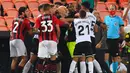 Para pemain berdebat selama pertandingan sepak bola persahabatan antara Valencia dan AC Milan di Stadion Mestalla di Valencia (4/8/2021). Bermain imbang 0-0 di waktu normal, AC Milan kalah atas Valencia lewat adu penalti 5-3. (AFP/Jose Jordan)