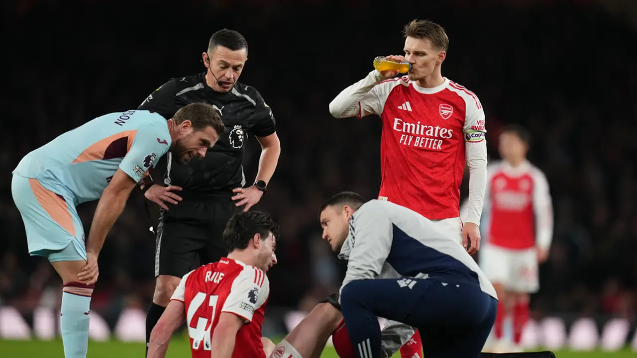 Declan Rice diperiksa oleh dokter tim The Gunners di laga Arsenal vs Brentford di Emirates Stadium pada hari Kamis (04/12/2025) dini hari WIB. (AP Photo/Kirsty Wigglesworth)