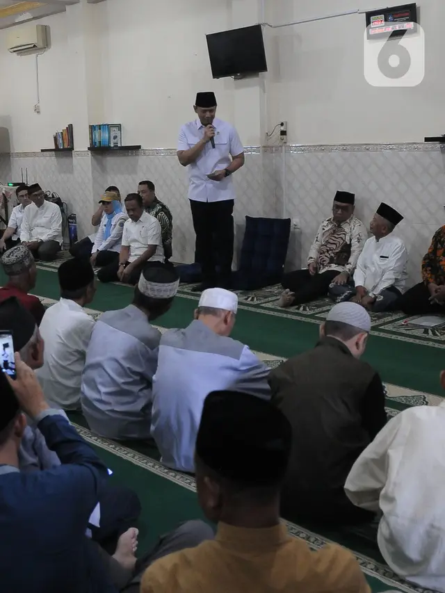Menteri AHY Bagikan Sertifikat Tanah Wakaf