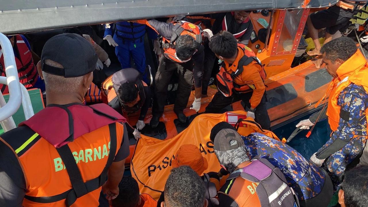 FOTO: Tim SAR Temukan Jenazah WNA Spanyol Korban Kecelakaan Laut di Labuan Bajo