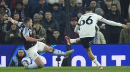 Pemain Liverpool, Trent Alexander-Arnold melesatkan bola untuk mencetak gol penyeimbang 2-2 ke gawang Aston Villa dalam laga lanjutan Liga Inggris 2024/2025 di Villa Park, Brimingham, Inggris, Rabu (19/02/2025) waktu setempat. (AP Photo/Darren Staples)