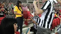 Lamar Kekasih di Stadion (Straitstimes)
