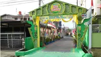 Gapura cantik di Makassar ini berasal dari sampah plastik. (Liputan6.com/Eka Hakim)