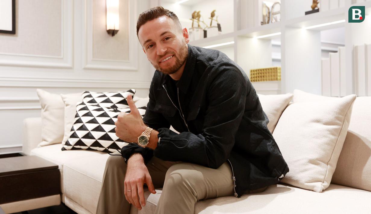 Pemain Persib Bandung, Marc Klok, menggelar buka puasa bersama rekan media di Plaza Indonesia, Jakarta, Senin (10/4/2023). Pemain Timnas Indonesia ini memaparkan tujuan mulianya membangun Sekolah Luar Biasa (SLB). (Bola.com/M Iqbal Ichsan)