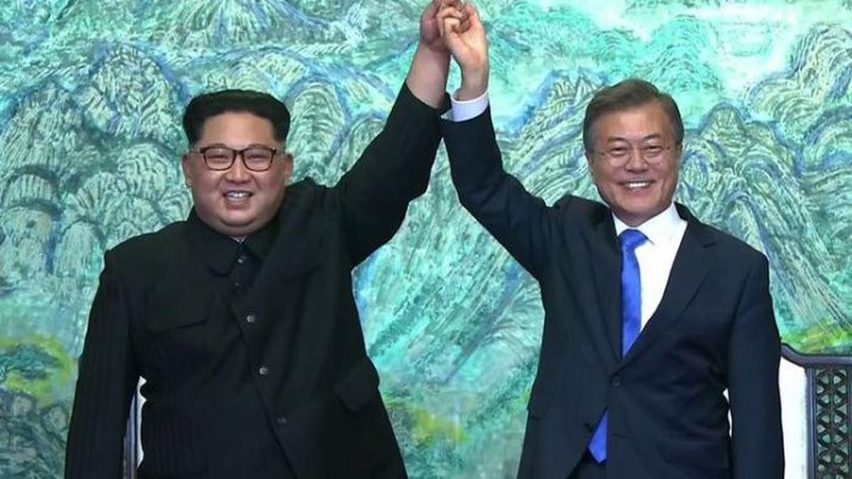 27 April 2018: Kim Jong Un dan Moon Jae-in Teken Deklarasi Perdamaian, Akhiri Perang Korut-Korsel