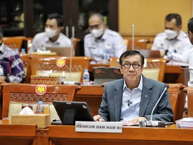 Menteri Hukum dan HAM Yasonna Laoly saat mengikuti rapat kerja dengan Komisi III DPR RI di Kompleks Parlemen, Senayan, Jakarta, Kamis (25/8/2022). Rapat tersebut membahas LKPP APBN TA 2021 serta LHP BPK 2021. Liputan6.com/Angga Yuniar