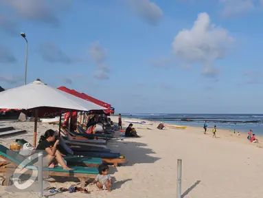 Sejumlah wisatawan menikmati keindahan Pantai Pandawa, Bali, Jumat (28/8/2015). Wisatawan mancanegara menjuluki pantai pandawa dengan sebutan Secret Beach. (Liputan6.com/Herman Zakharia)
