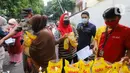 Seorang warga membeli minyak goreng murah di Kantor Kecamatan Johar Baru, Jakarta, Senin (17/1/2022). Sudin Perindustrian, Perdagangan, Koperasi, Usaha Kecil dan Menengah (PPKUKM) Jakarta Pusat menggelar Operasi Pasar minyak goreng murah seharga Rp 14.000 per liter. (Liputan6.com/Herman Zakahria)