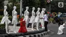 Puluhan boneka maneken dipajang di Bundaran Hotel Indonesia (HI), Jakarta, Minggu (15/11/2020). Boneka maneken tersebut sebagai bentuk "Mengenang Korban Kecelakaan Lalu Lintas 2020" serta kampanye agar masyarakat lebih berhati -hati dan tertib berlalu lintas. (Liputan6.com/Johan Tallo)