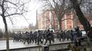 Polisi anti huru hara berjalan untuk memblokir demonstran yang berkumpul selama protes di Almaty, Kazakhstan, Rabu (5/2/2022). Demonstran yang menolak kenaikan harga gas cair bentrok dengan polisi di kota terbesar Kazakhstan dan mengadakan protes di sekitar kota. (AP Photo/Vladimir Tretyakov)