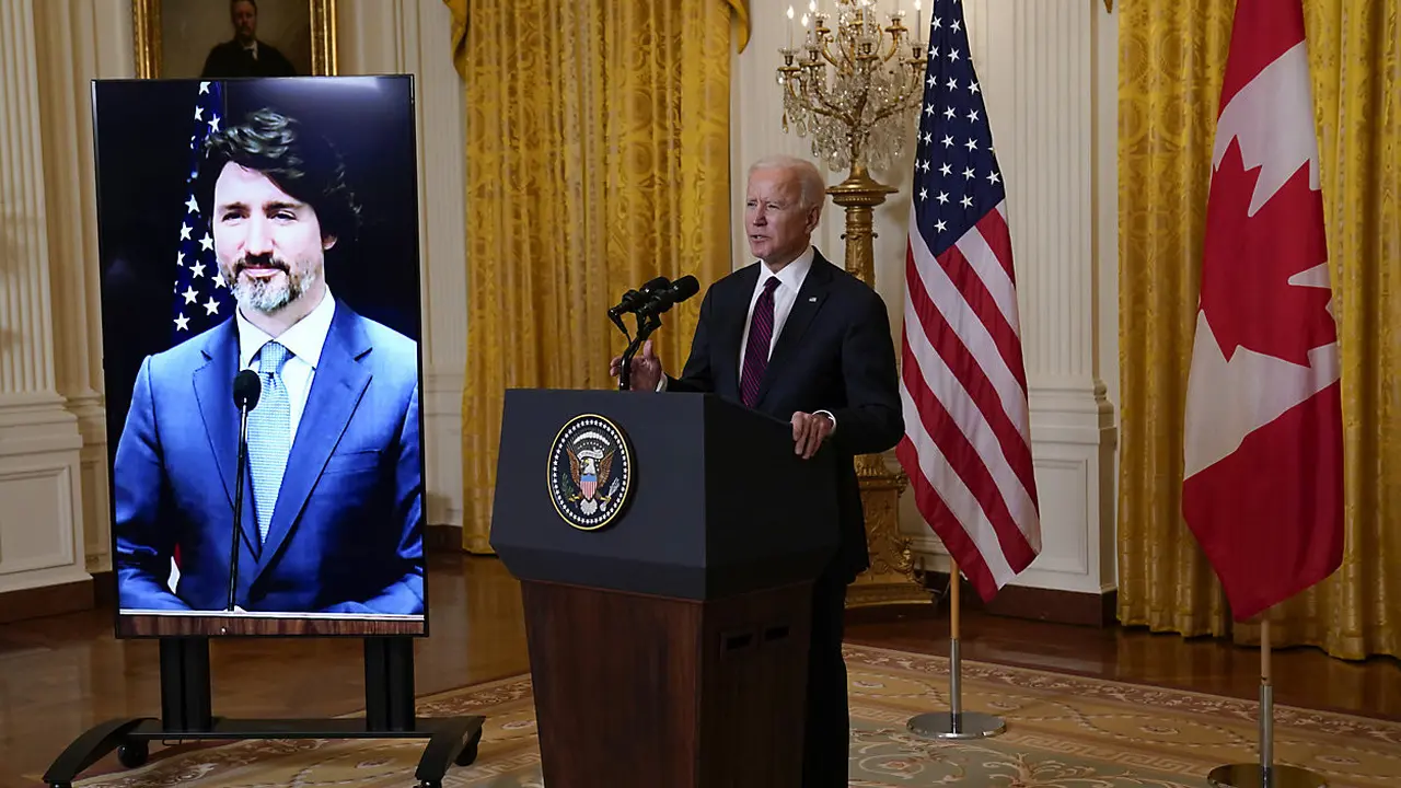 Presiden Joe Biden berbicara usai mengadakan pertemuan virtual dengan Perdana Menteri Kanada Justin Trudeau, di Ruang Timur Gedung Putih, Selasa, 23 Februari 2021, di Washington.