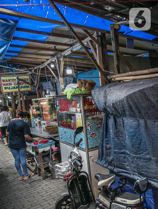 Aktivitas pedagang di Gang Gloria, Pancoran, Glodok, Jakarta, Rabu (2/2/2021).Meski begitu, masih ada pembeli setia yang berkunjung ke tempat tersebut pada akhir pekan. (Liputan6.com/Faizal Fanani)